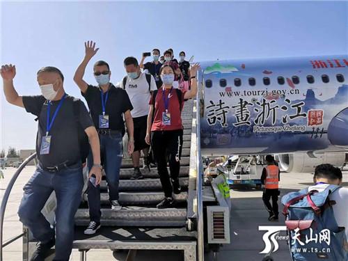 “我爱浙疆”包机旅行团抵达新疆阿克苏地区