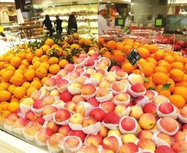 水果摊把差的水果盖起来卖过来旅游试试