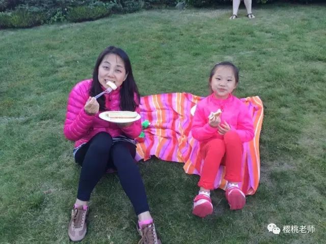 出国旅游英语100句对话_出国旅游实用英语对话及词汇手册_实用出国旅游常用英语口语