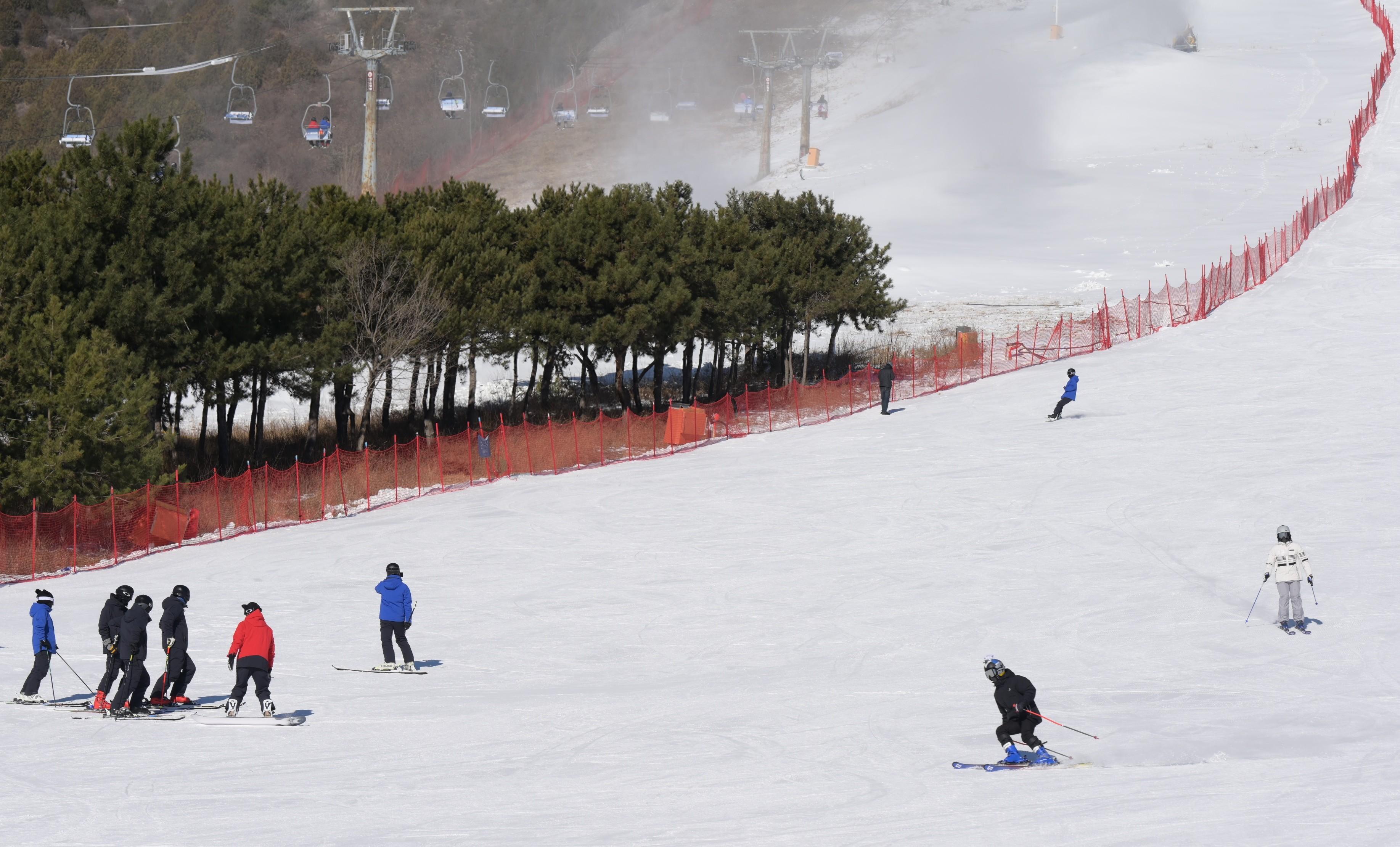 北京各大雪场相继开板冰雪经济“热出圈”