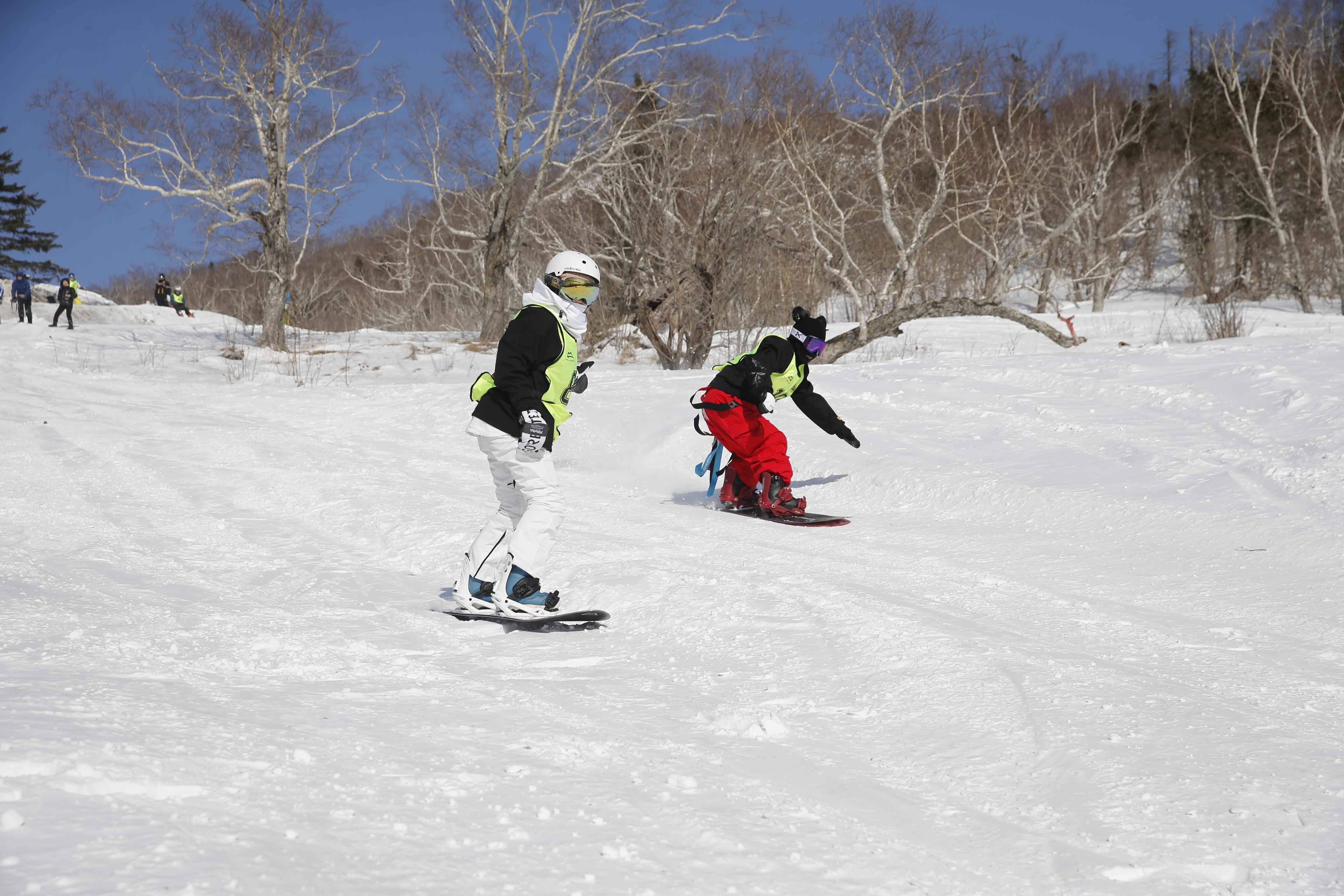第二届中国雪乡野雪追逐赛举行你争我夺