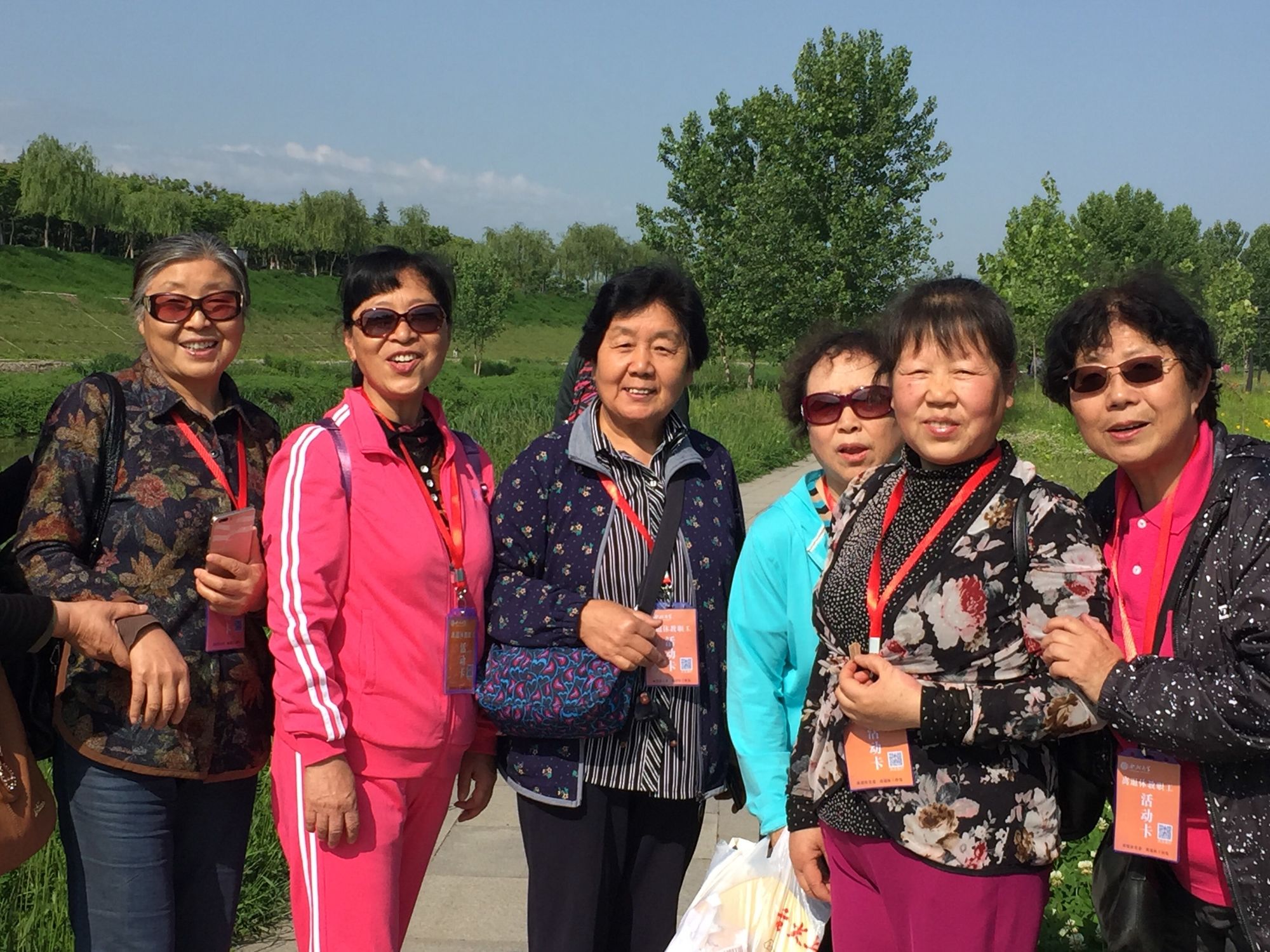 老人出国有年龄限制吗_老年人出国游适合去哪里_老年人出国旅游的好处