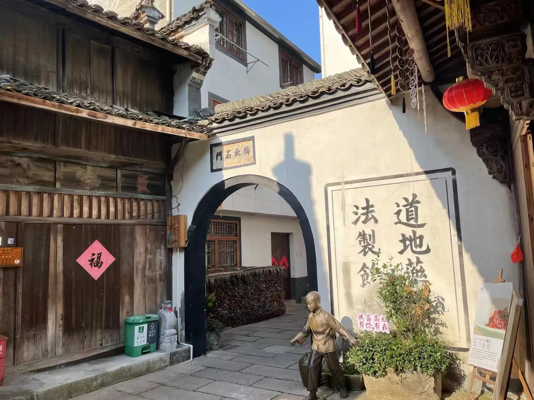 29位海外华文媒体代表来临安区“龙门秘境”