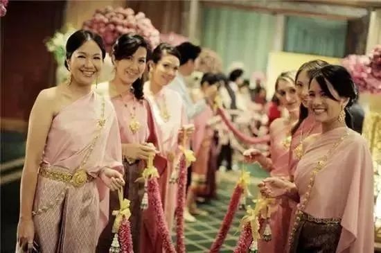 结婚出国旅游_要结婚，男友鼓励我出国_结婚摆酒还是旅游结婚